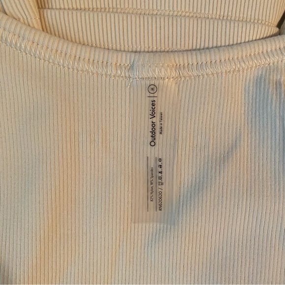 EUC Outdoor Voices SuperformRib Shortsleeve in Linen, Size Medium - Picture 2 of 4